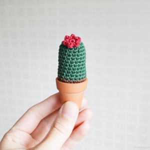 Läs mer om artikeln En liten virkad kaktus i kruka