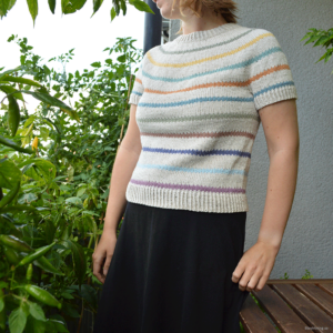 Läs mer om artikeln Atlantica Summer Sweater – Stickat sommarplagg