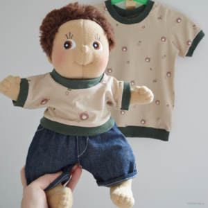 Läs mer om artikeln En sydd docktröja – dockkläder Rubens Kids