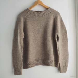 Läs mer om artikeln Cozy Classic Raglan – Stickad tröja