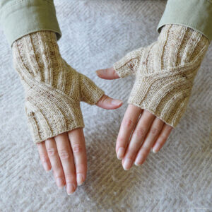 Läs mer om artikeln Stickade handledsvärmare – Smith’s Gloves #2
