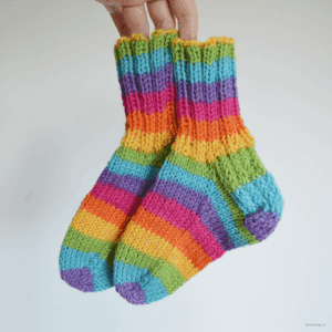 Läs mer om artikeln Stickade barnsockor – Regnbågssockor