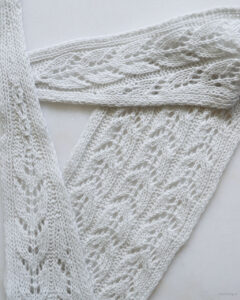 Läs mer om artikeln Stickad sjal – Tiny Leaves Scarf #2