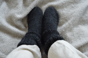 Läs mer om artikeln Stickade sockor – Mysstumpor i Alpacka Sport