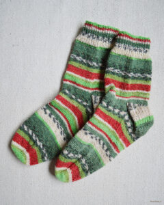 Läs mer om artikeln Stickade julsockor – Basic socks