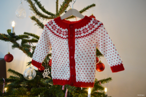Läs mer om artikeln Stickad bebiskofta – Vetle Babycardigan