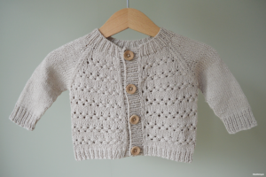 Läs mer om artikeln Stickad bebiskofta – Inga Babycardigan
